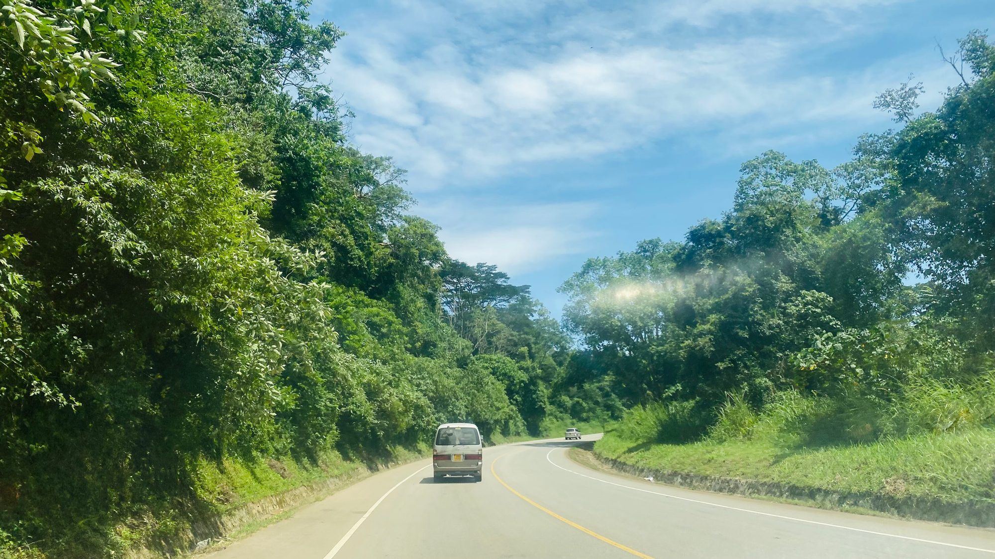 Straße durch den Kibale-Nationalpark